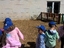 Explicação de como semear:

Os meninos assitiram e ouviram como se deve proceder para semear e plantar algumas sementes