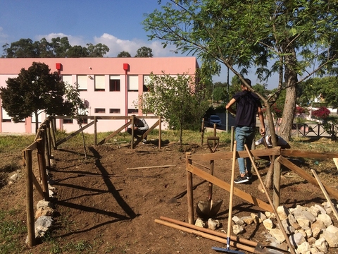 Ao mesmo tempo que a cerca em madeira ia sendo concluída, outros alunos começaram a preparação do solo e a construção de caixas de plantação.