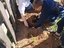 Professora e alunos do 3º ano a plantar gladíolos.