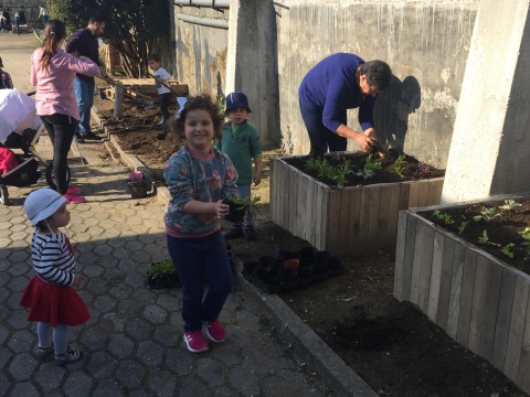 A Inês feliz por trabalhar a horta com os pais.