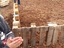 Construir a nova cerca com material reciclado (paletes).