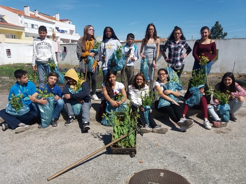 Produtos da Horta e Grupo de alunos que participaram no Projeto.