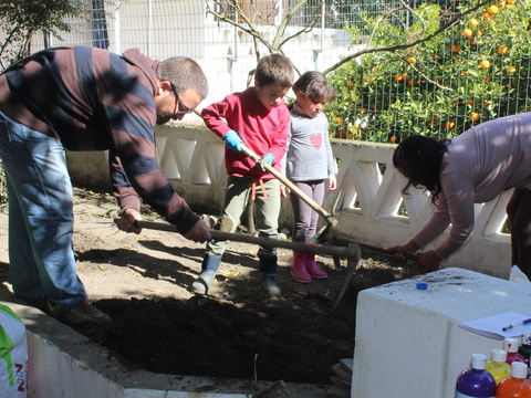 Plantações realizadas com a ajuda dos pais das crianças.