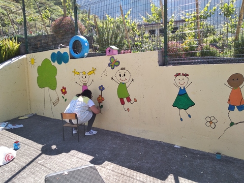 As crianças no inicio do ano ,acharam que o muro devia de ser pintado e assim foi,com a ajuda das crianças decidimos enriquecer o nosso recreio.