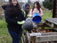Trabalho de compostagem pelos alunos do Clube do Ambiente.