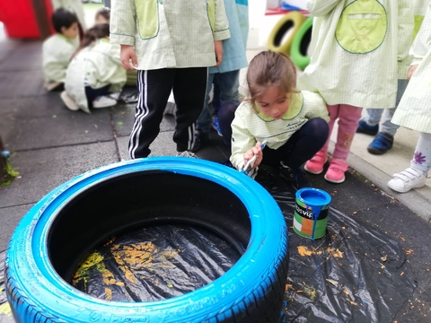 Horta Bio - 1ª Fase
Nesta 1ª fase os alunos pintaram pneus que foram doados por alguns encarregados de educação e que servirá de base para a horta.