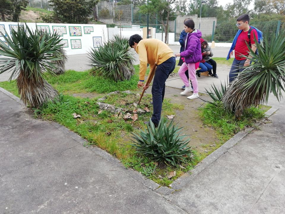 A foto representa o início do trabalho da espiral. Limpeza do local da instalação da espiral pelos alunos do Clube do Ambiente da escola.