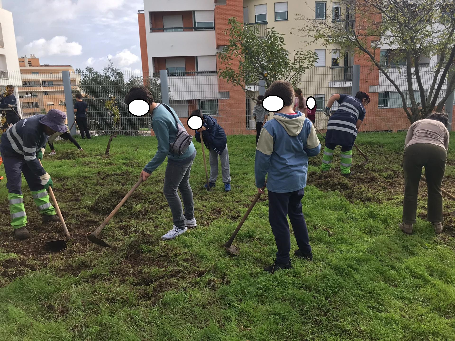 Desbravamento do terreno da horta - Os alunos das turmas (6ºC e 6ºG), a professora e os elementos da Câmara Municipal de Oeiras (CMO) cavam o terreno para poder ser plantado.