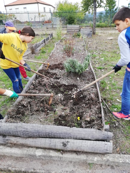 Limpeza dos Canteiros Superiores da Horta Pedagógica e manutenção das plantas aromáticas no mês de janeiro, com os alunos do Clube Eco.