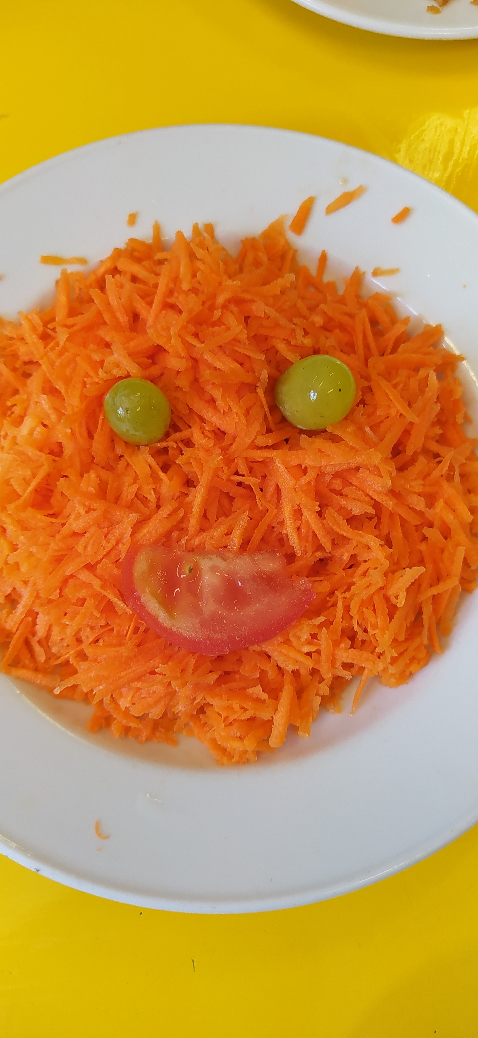 Com a cenoura ralada  com a colaboração de algumas crianças, realizou-se um prato colorido, e as crianças estavam felizes com o produto final, a cenoura tinha muito bom aspeto.