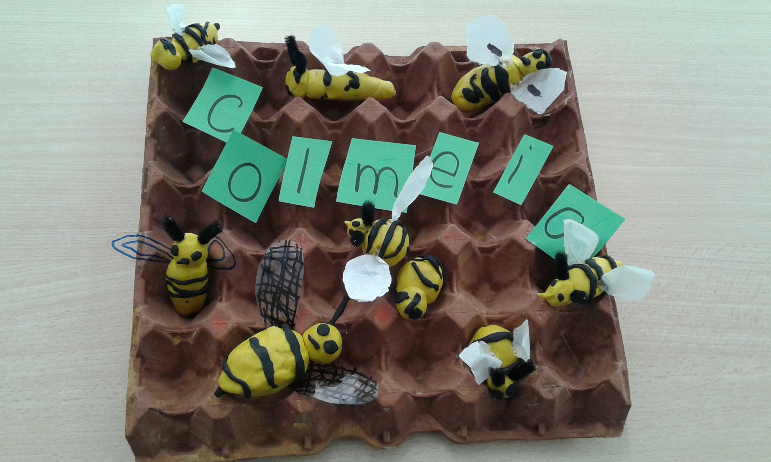 colmeia das abelhas - Trabalho realizado pelas crianças do Pré - escolar.