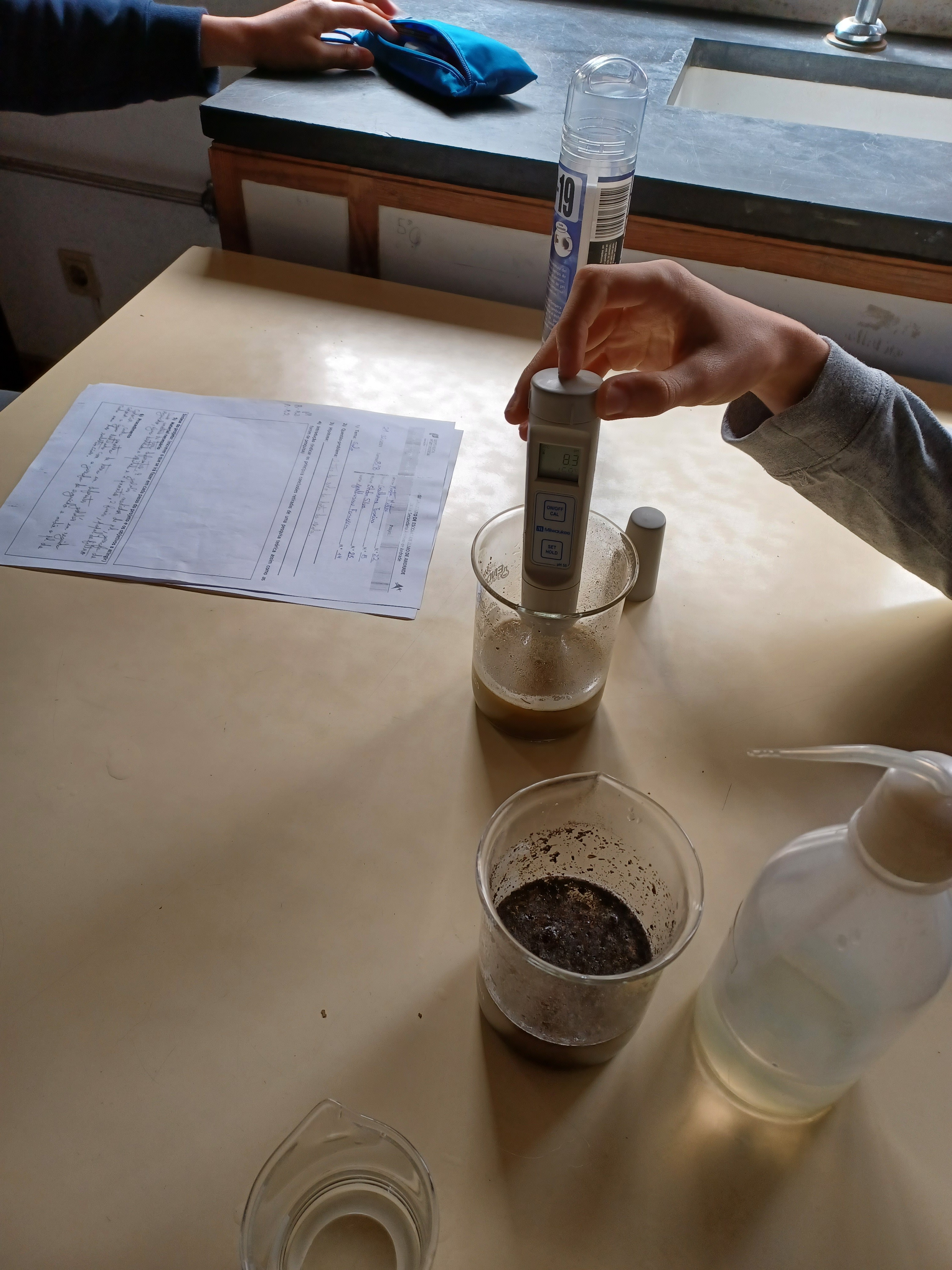 Os alunos do 8ºB fizeram uma análise ao solo da BioHorta, chegando à conclusão que tinha uma grande percentagem de solo argiloso, tornando-o um pouco impermeável, e pH um pouco ácido.
