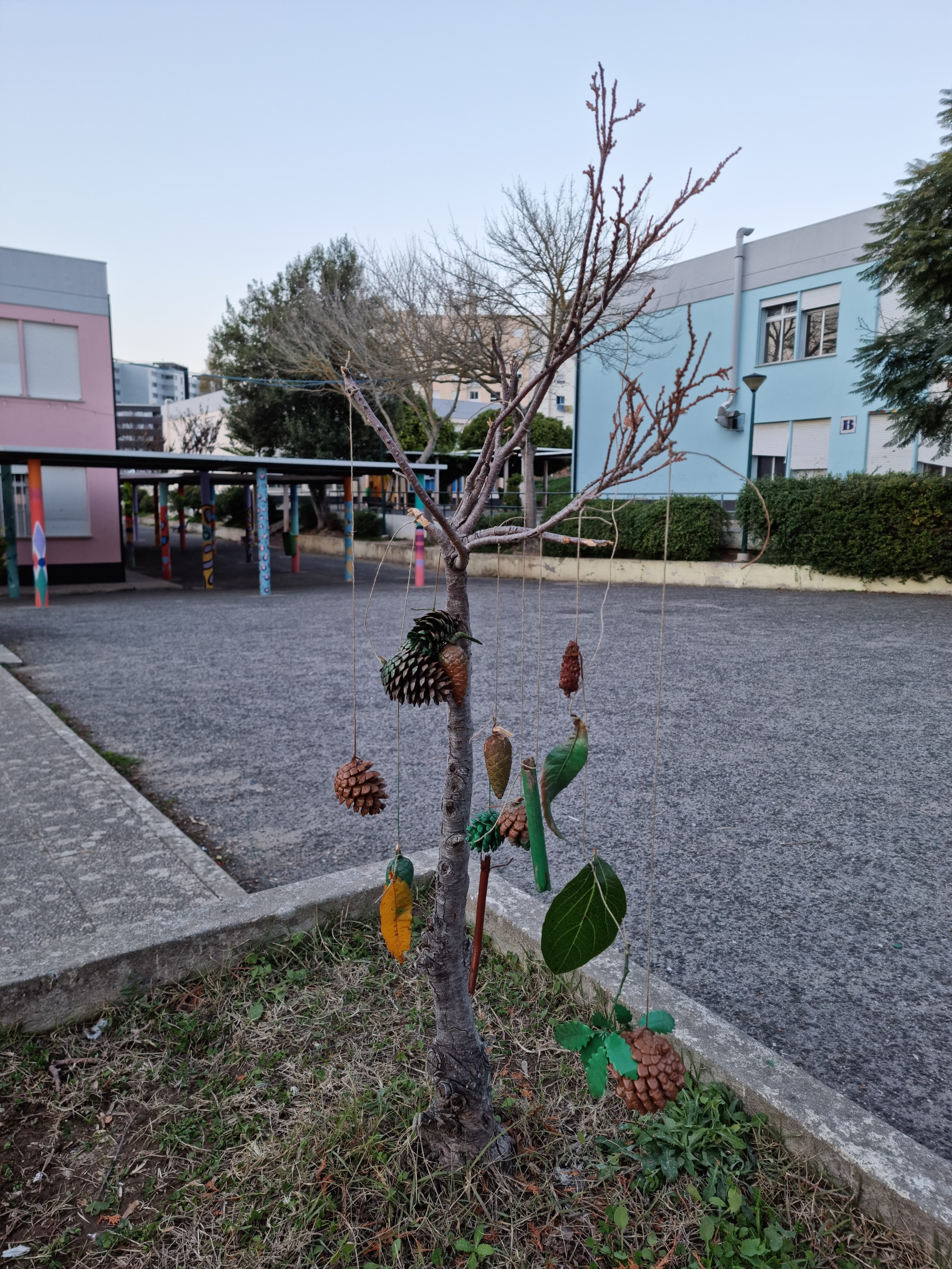 ENFEITES DE NATAL LAND ART - Reutilização de materiais naturais encontrados nos espaços verdes da escola para criação artística de enfeites de natal