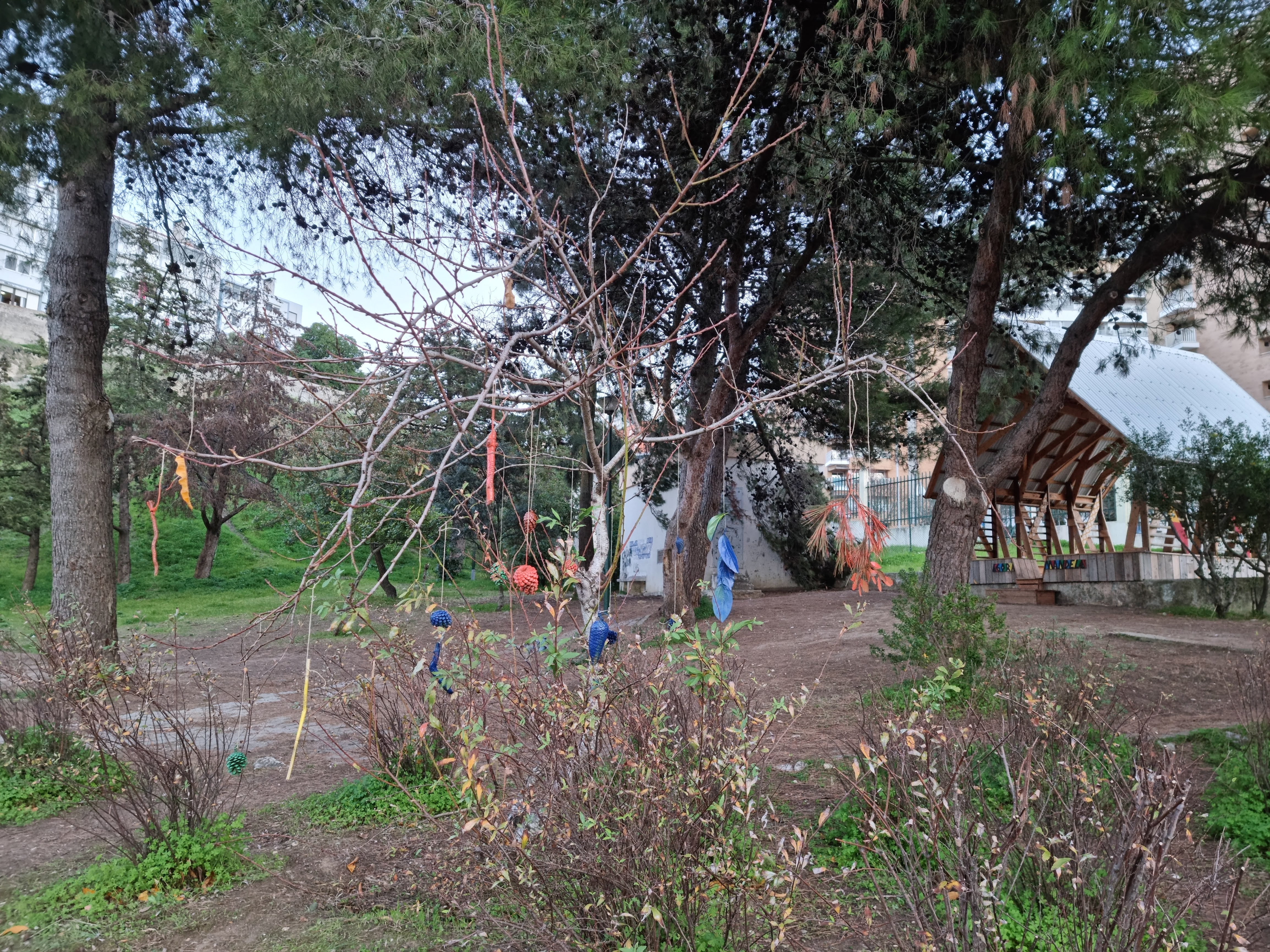 ÁRVORE DE NATAL LAND ART - Reutilização de materiais naturais encontrados nos espaços verdes da escola para criação artística de uma árvore de natal