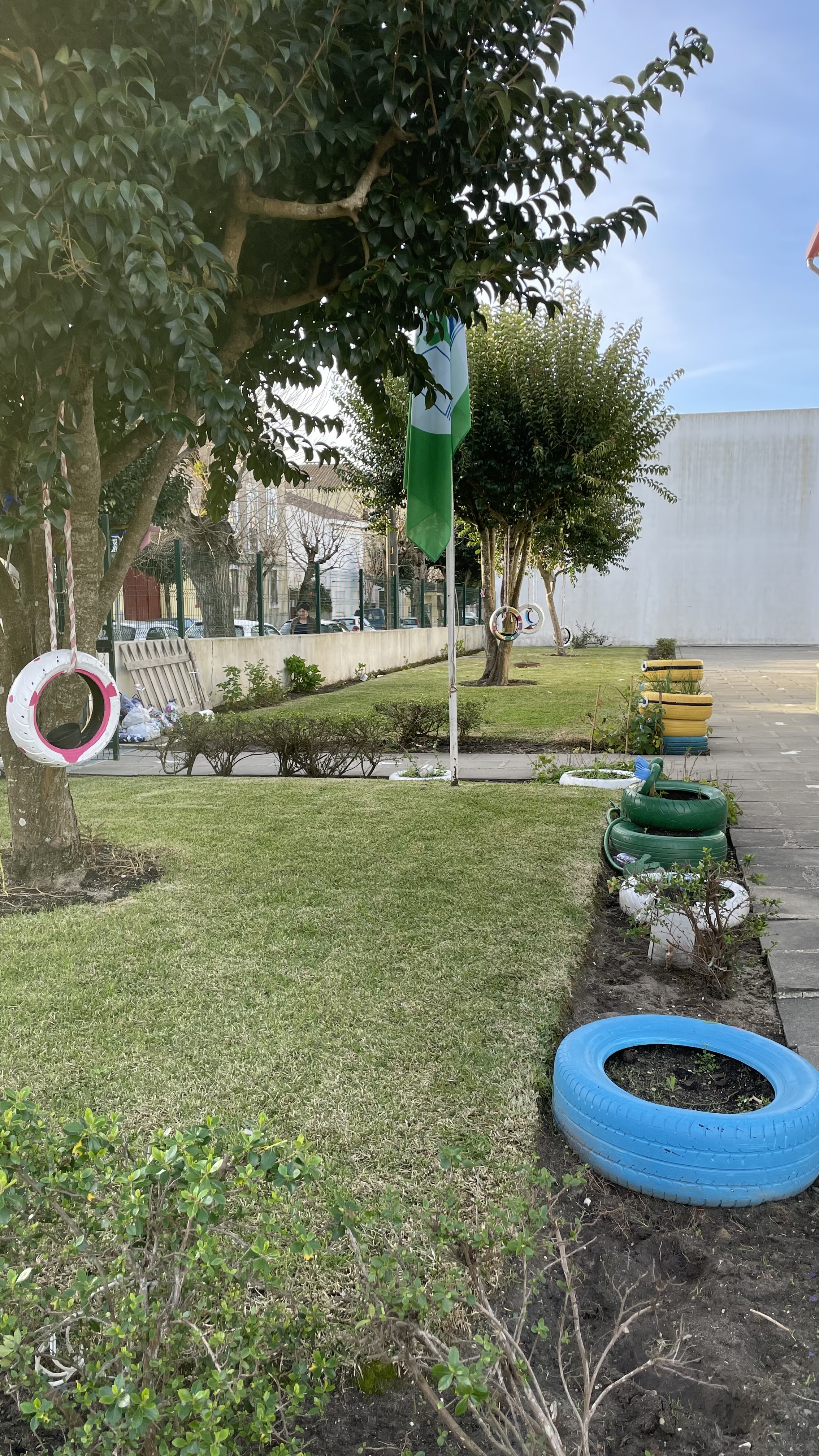 Jardim e Horta- Vista Global da entrada da Escola