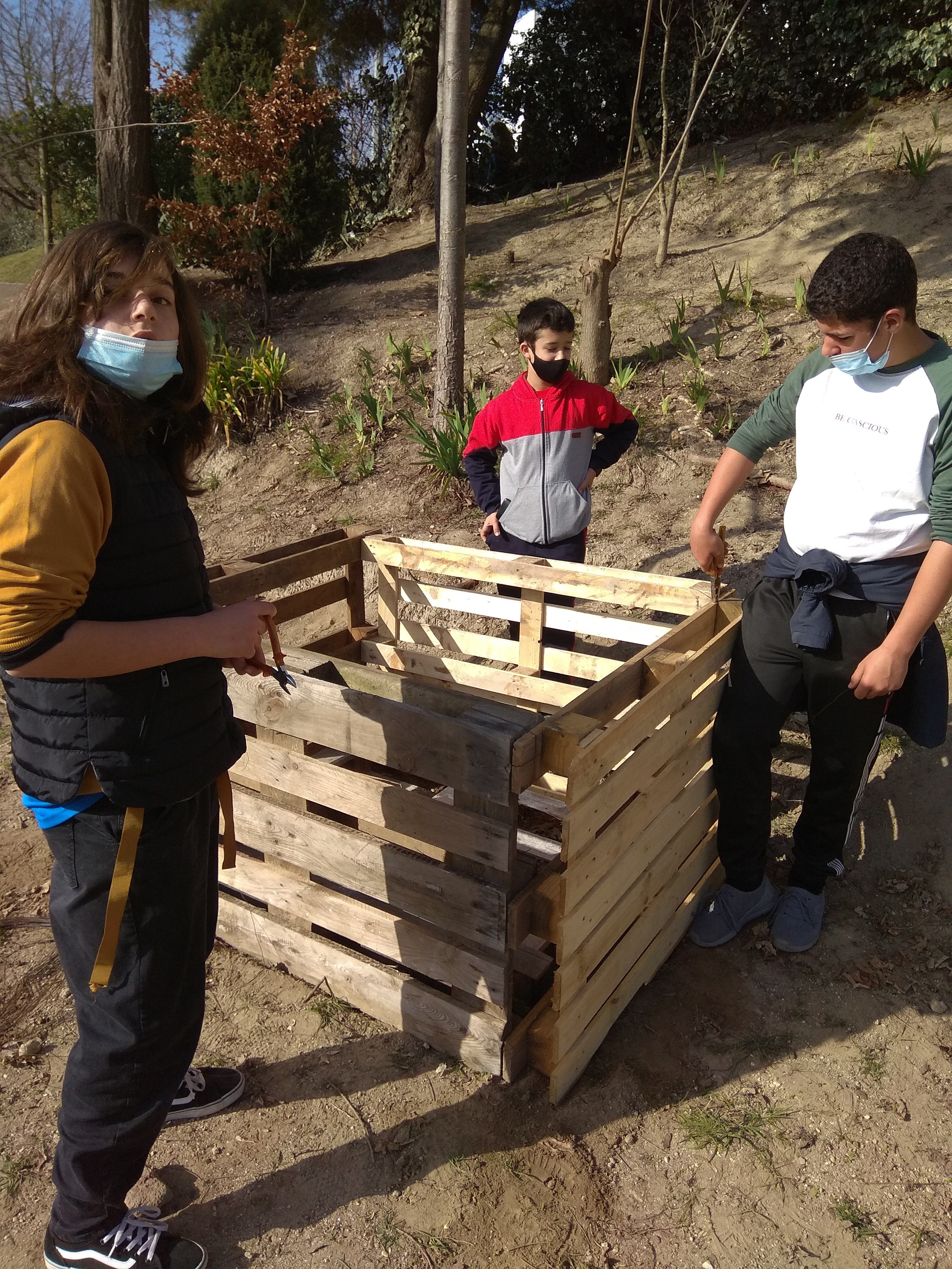 Alunos do 7º ano a construir o compostor que temos na nossa horta.