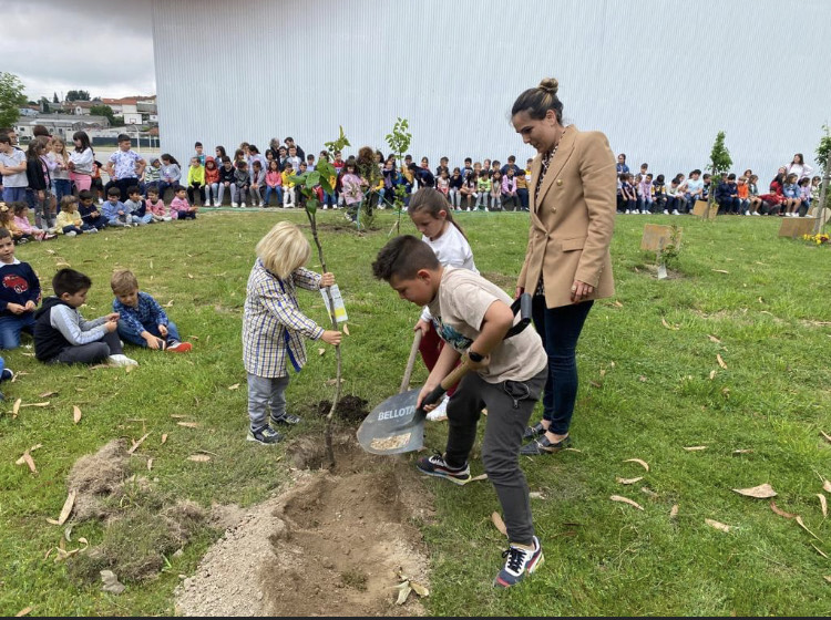Na semana do ambiente contamos com a presença da sra presidente da junta de Vilela que ofereceu mais árvores para o nosso pomar e ajudou a plantá-ls.