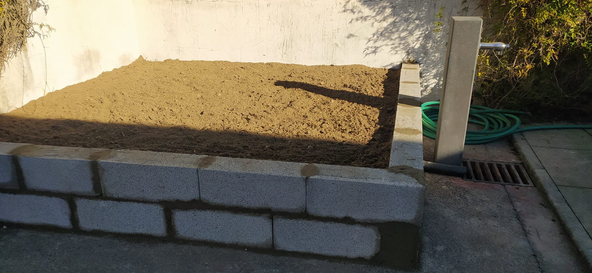 Preparação do espaço para a futura horta -construção dos muros em blocos