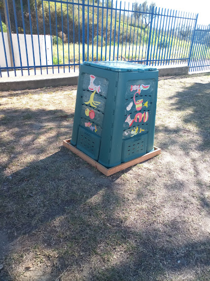 É feita a compostagem para ser usada na horta.