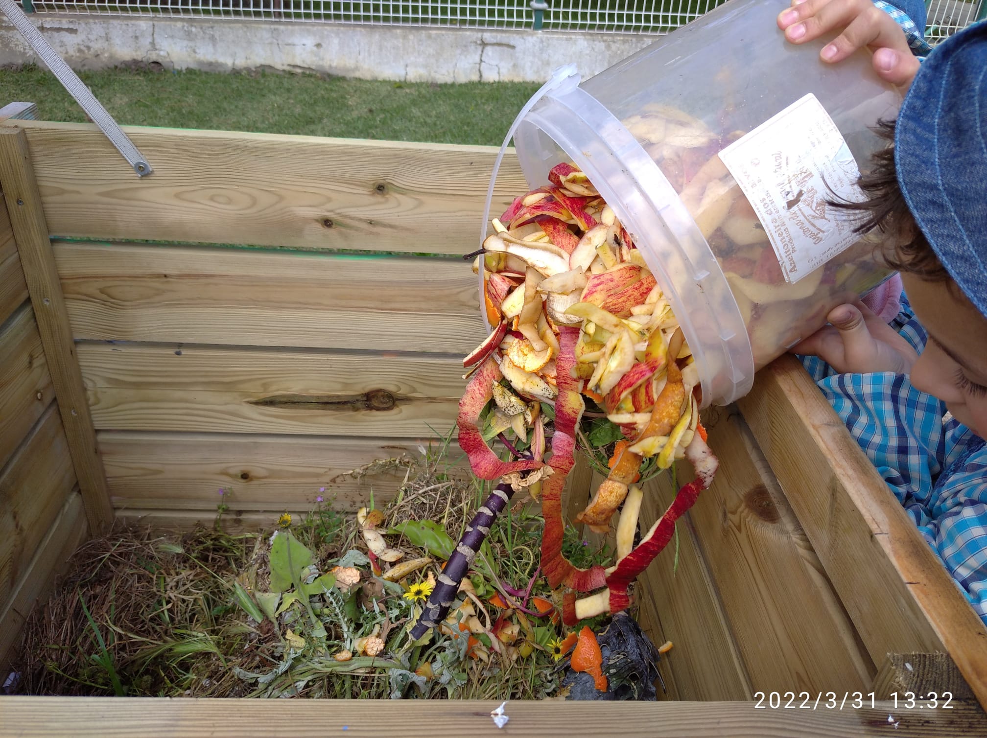 Fazer a compostagem com as cascas da fruta , folhas e ervas daninhas  do Jardim
