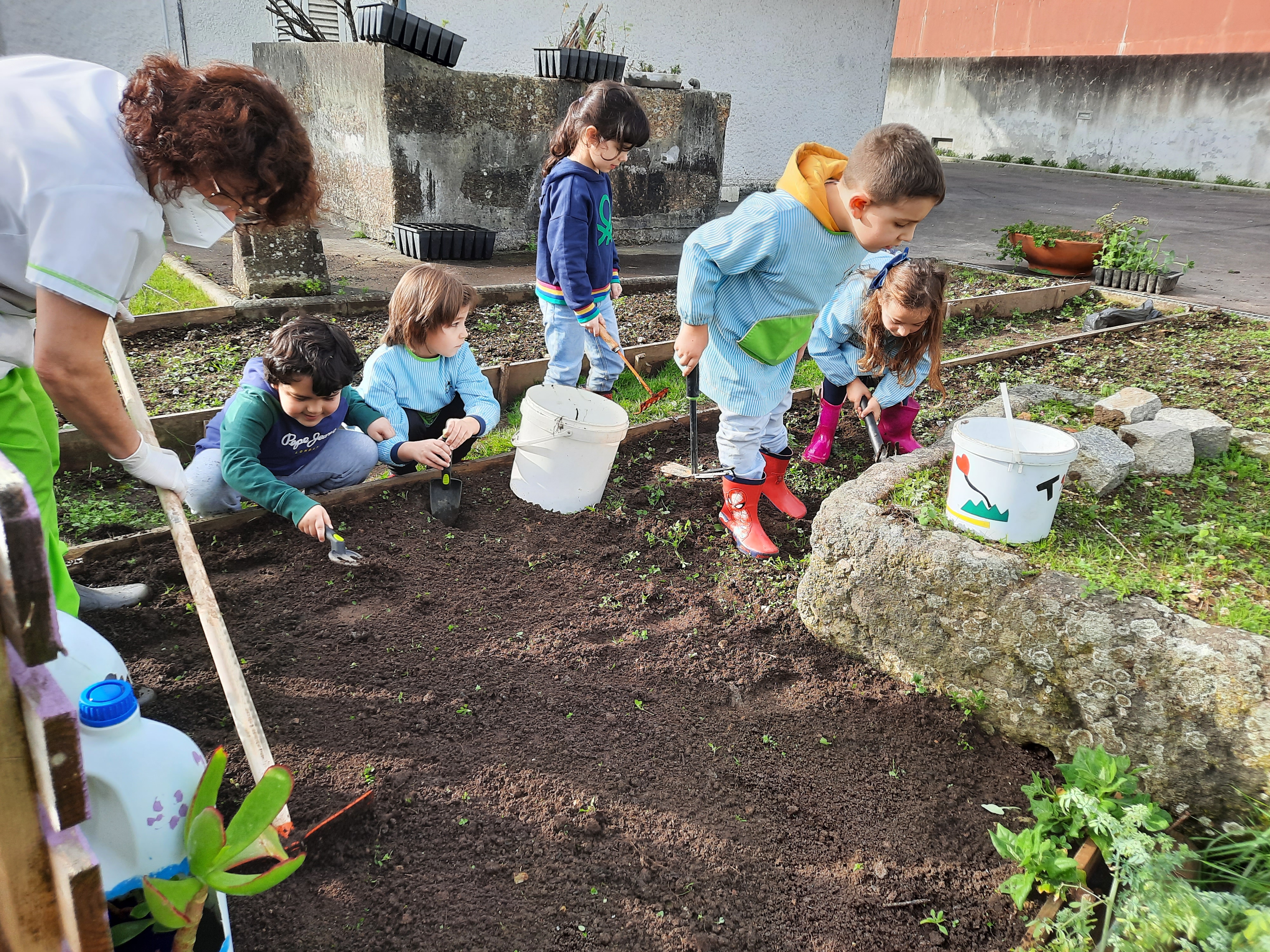 Limpeza da Horta e preparação da terra pelas crianças do jardim de infância.