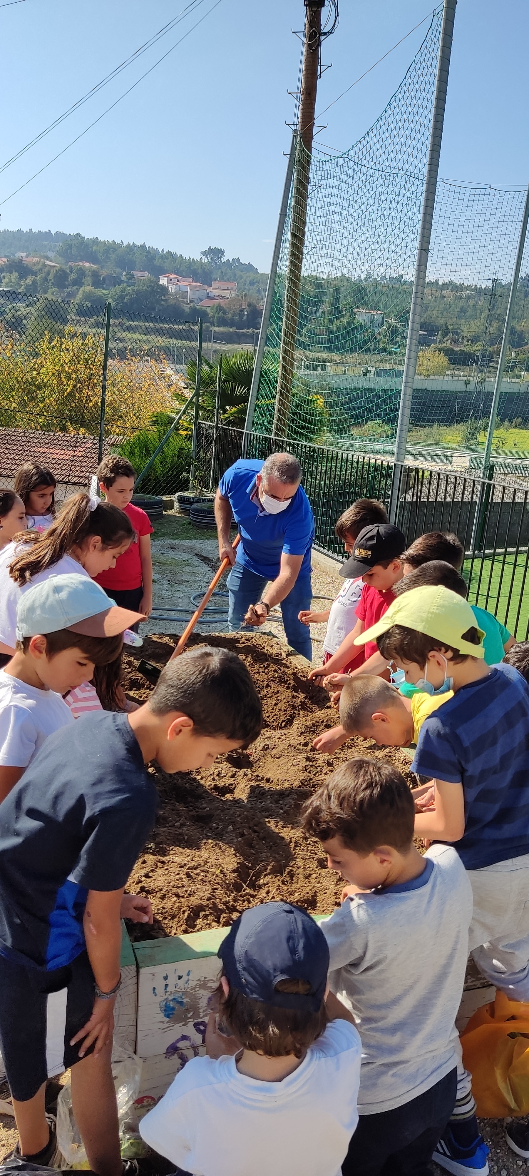 Início do cultivo da horta da escola - preparação da terra