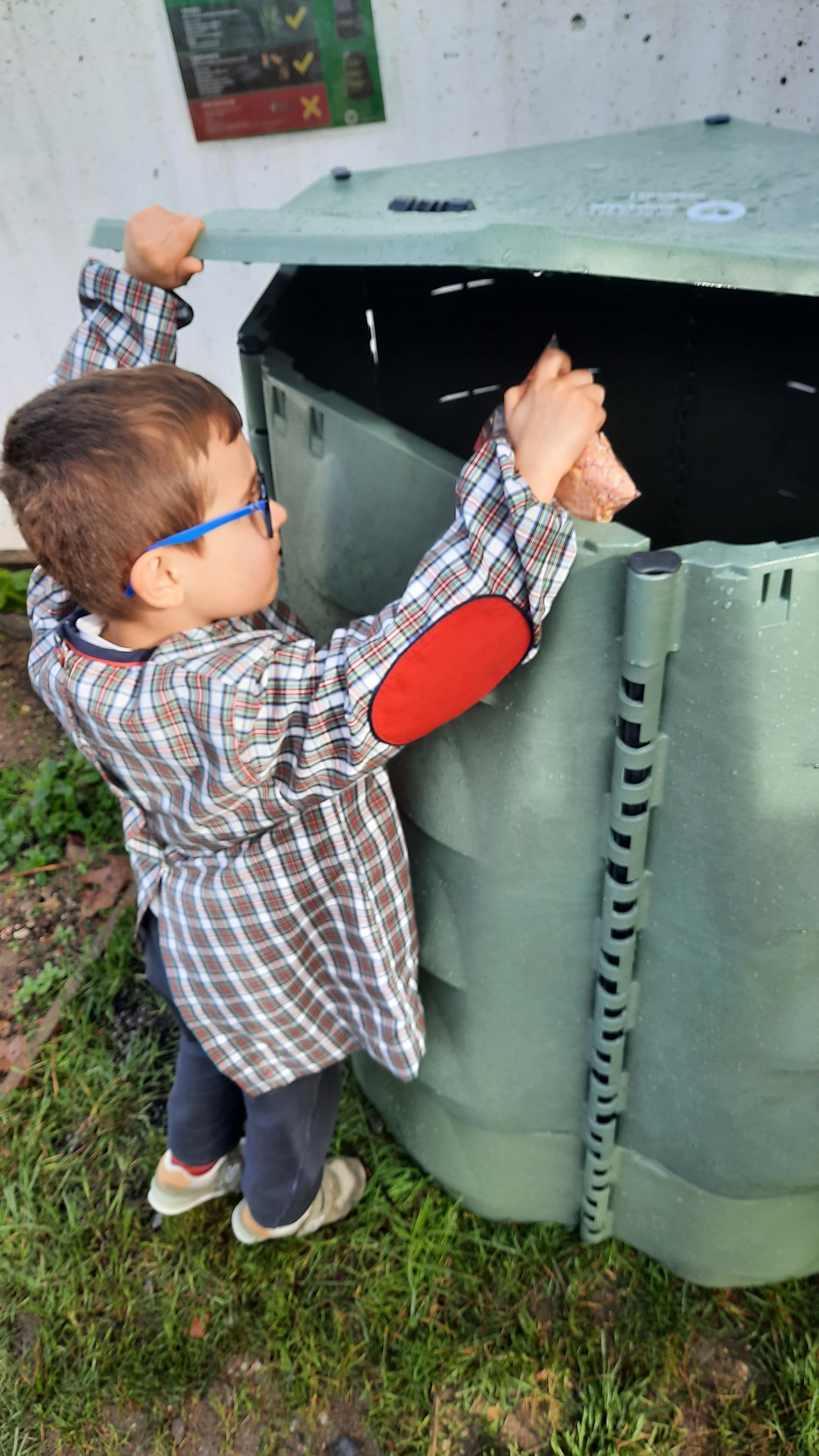 Crianças a fazer a compostagem