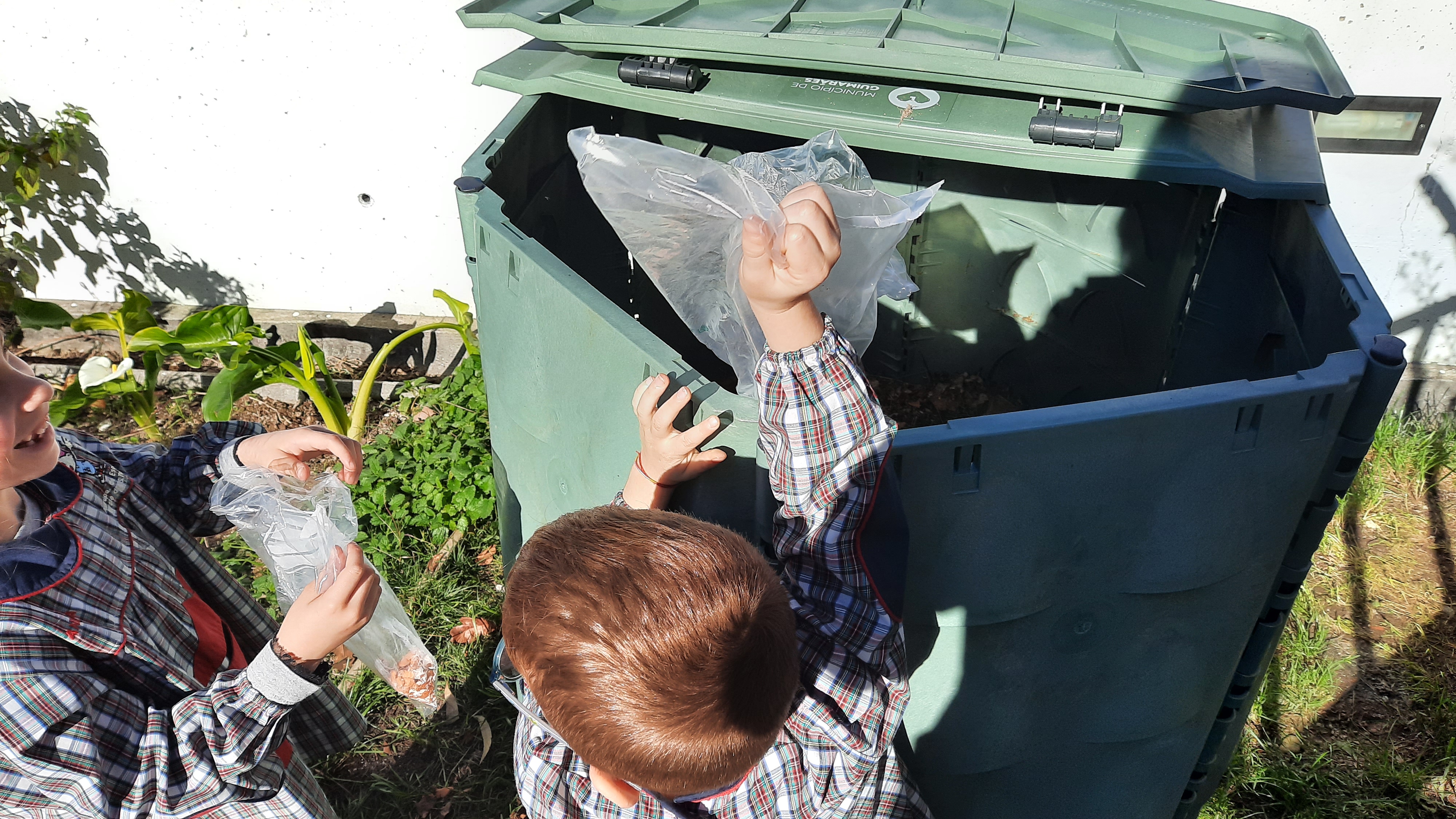 Crianças a fazer a compostagem
