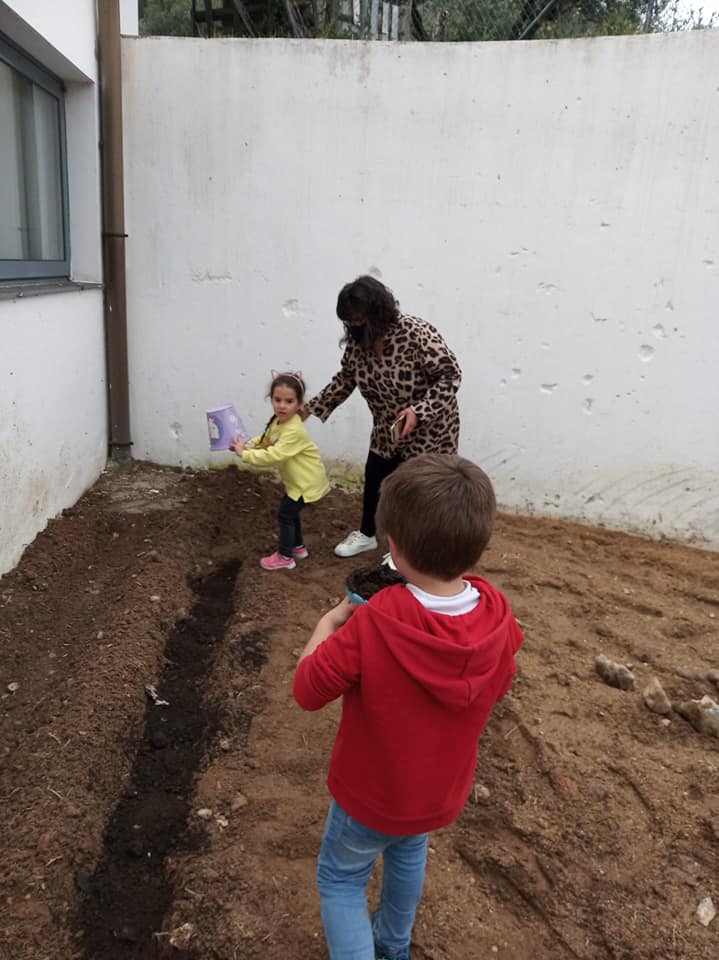 Sementeiras
O passo seguinte foi fazer os talhões, plantar e semear. As crianças colocaram as plantas e as sementes nos talhões abertos com o apoio disponibilizado pelos parceiros. Foi um trabalho de equipa.