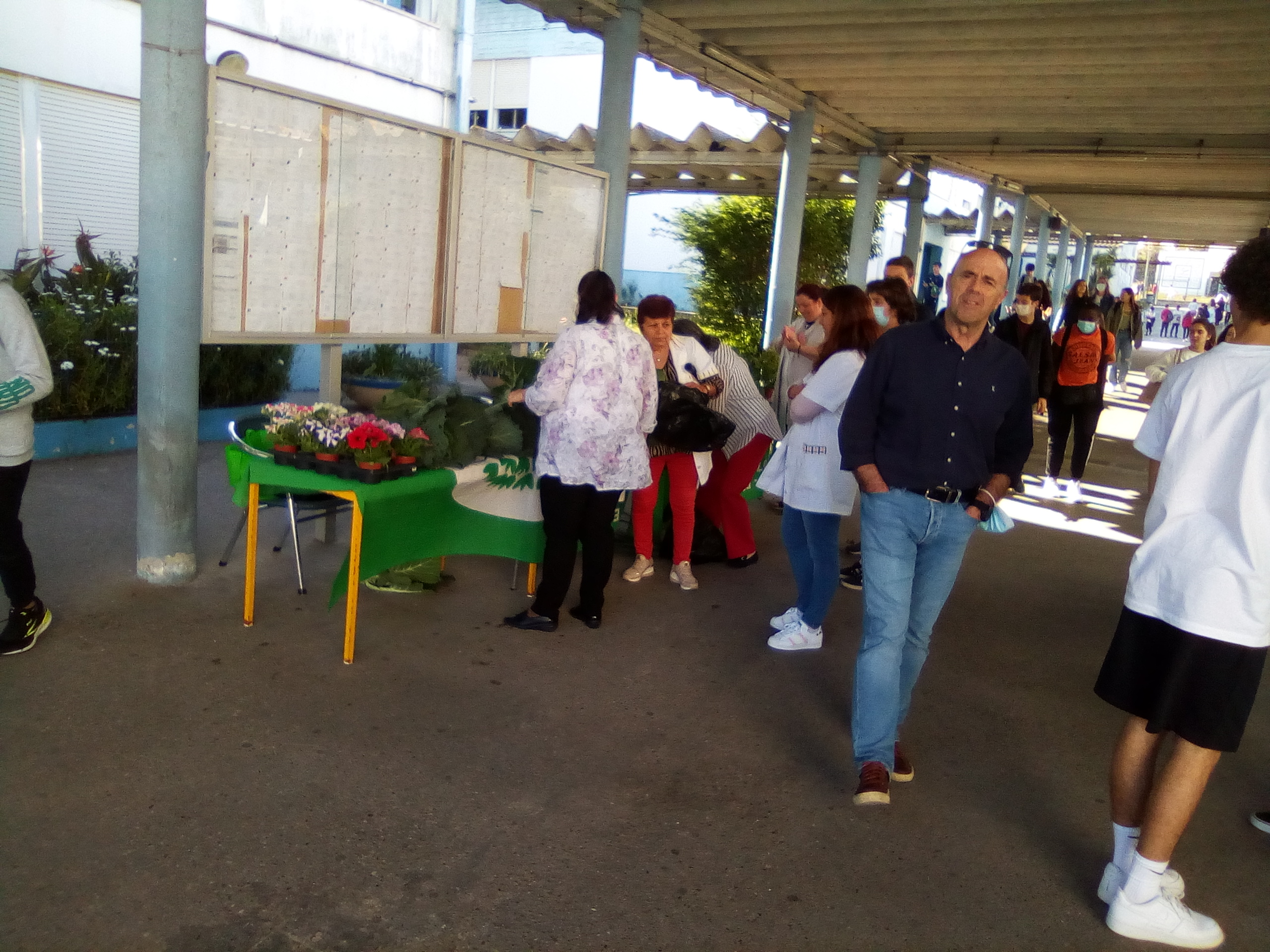 No dia 5 de maio ocorreu uma pequena feira biológica no átrio da escola para venda dos produtos produzidos na bio-horta.