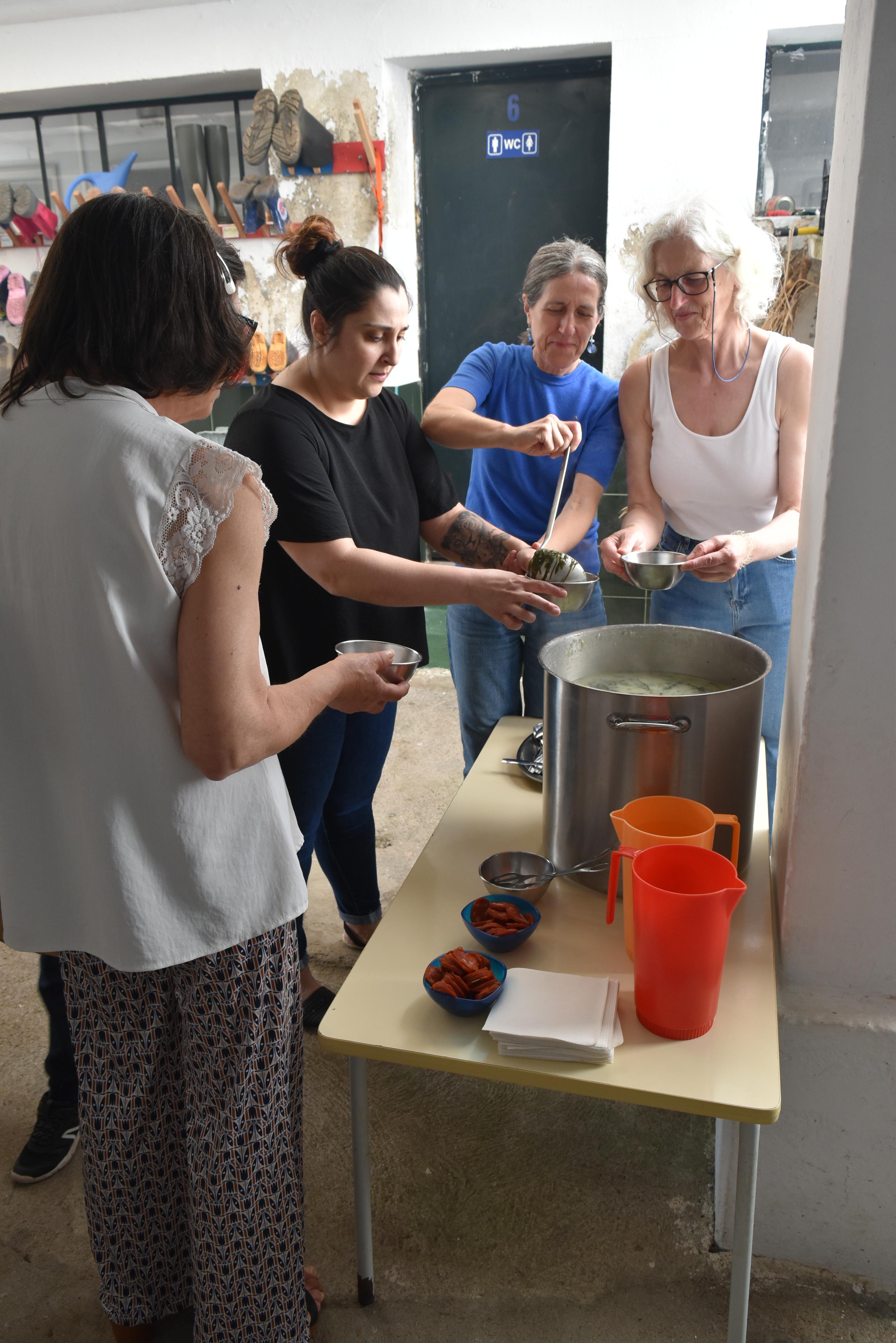 Sopa confecionada com produtos da Horta, servida às famílias no Dia da Família/Dia Eco Escolas, evento realizado no Jardim com a participação das famílias das crianças