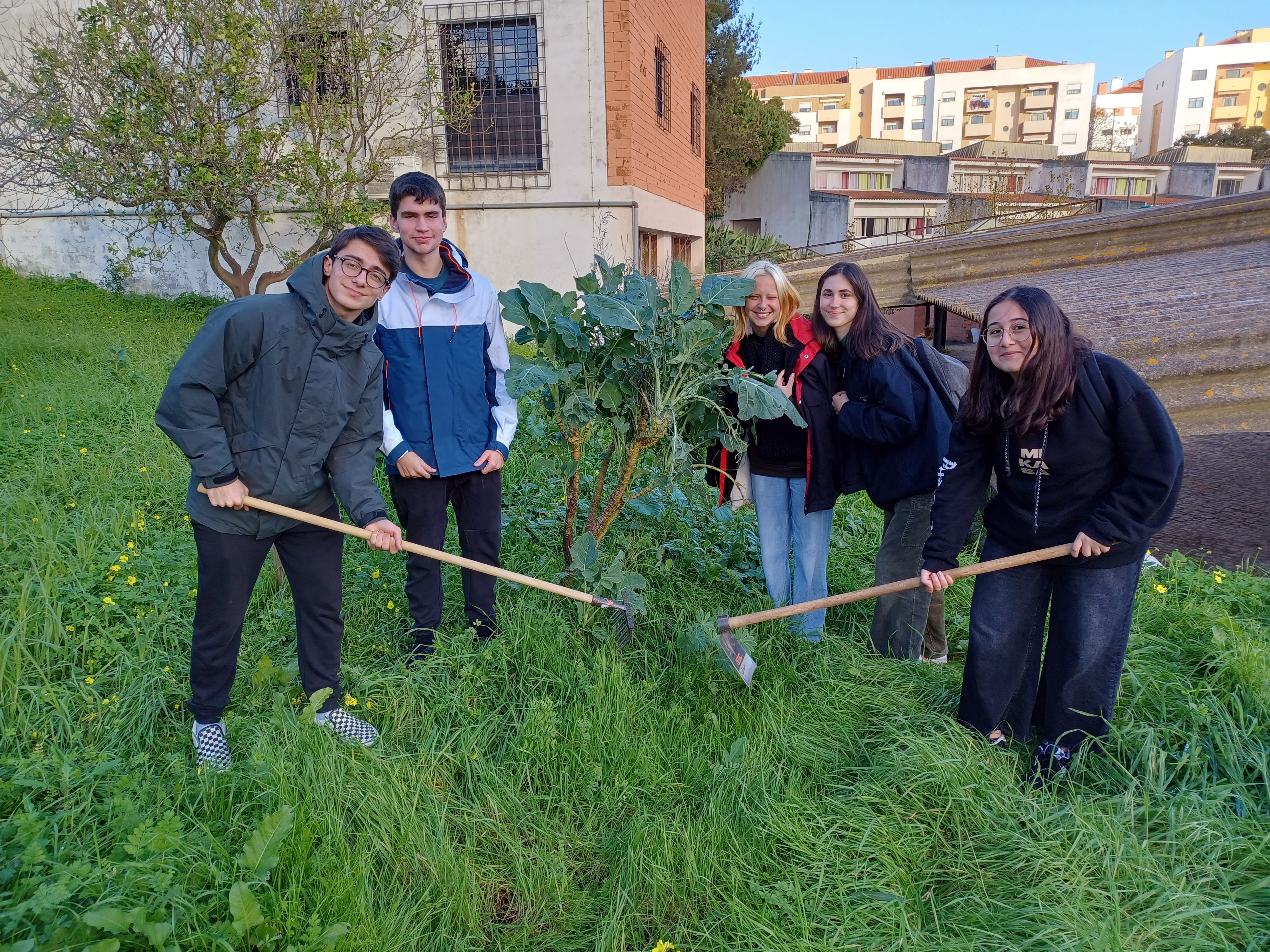 Grupo de alunos promotor do projeto "Horta Para Todos!", uma horta biológica solidária para cultivar e doar produtos agrícolas a famílias carenciadas do Agrupamento de Escolas de Casquilhos.