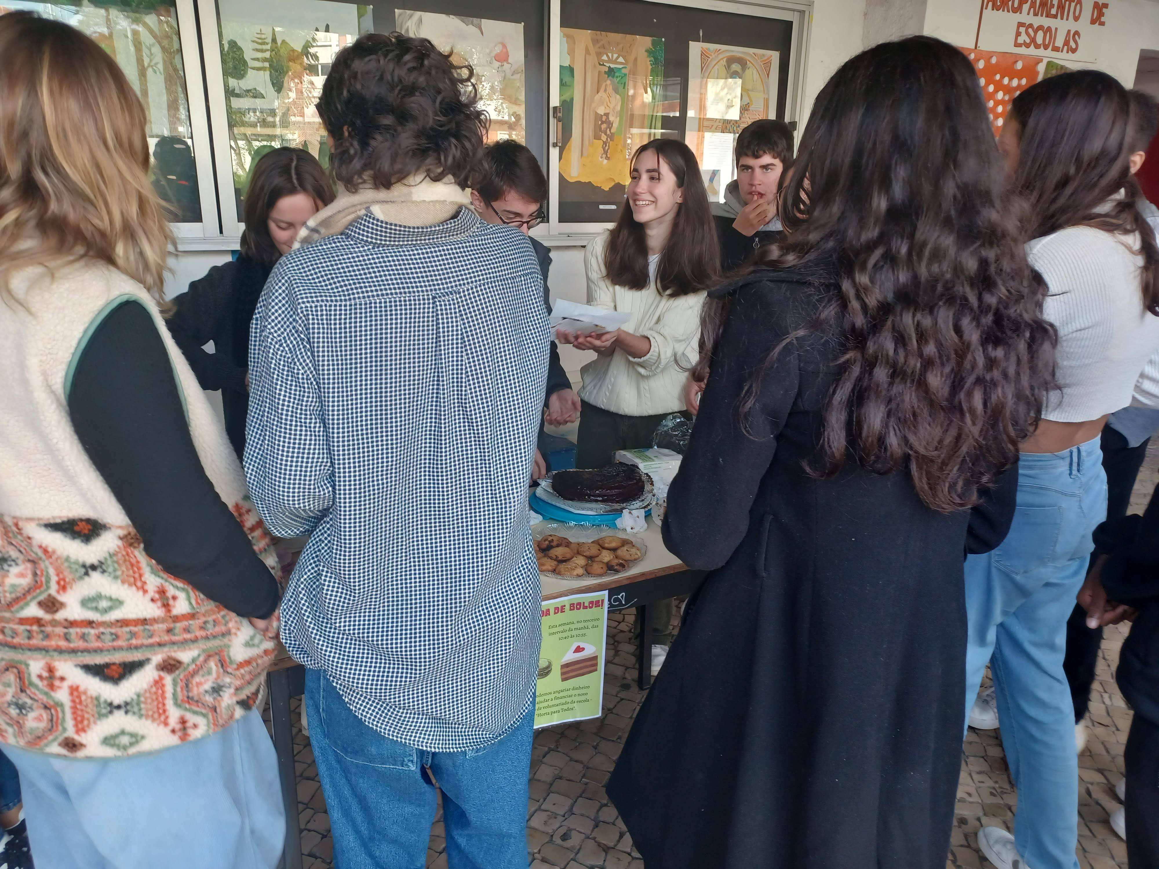 Participação dos alunos da escola na campanha de venda de bolos a favor do projeto "Horta Para Todos!"
