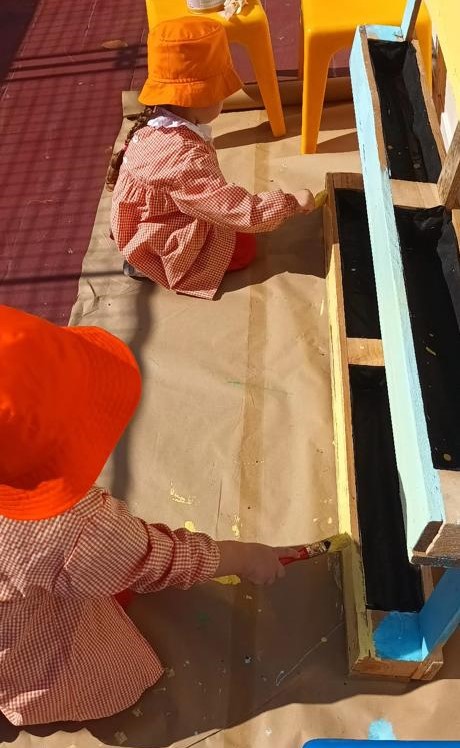 Crianças de 3 anos a pintar a palete
