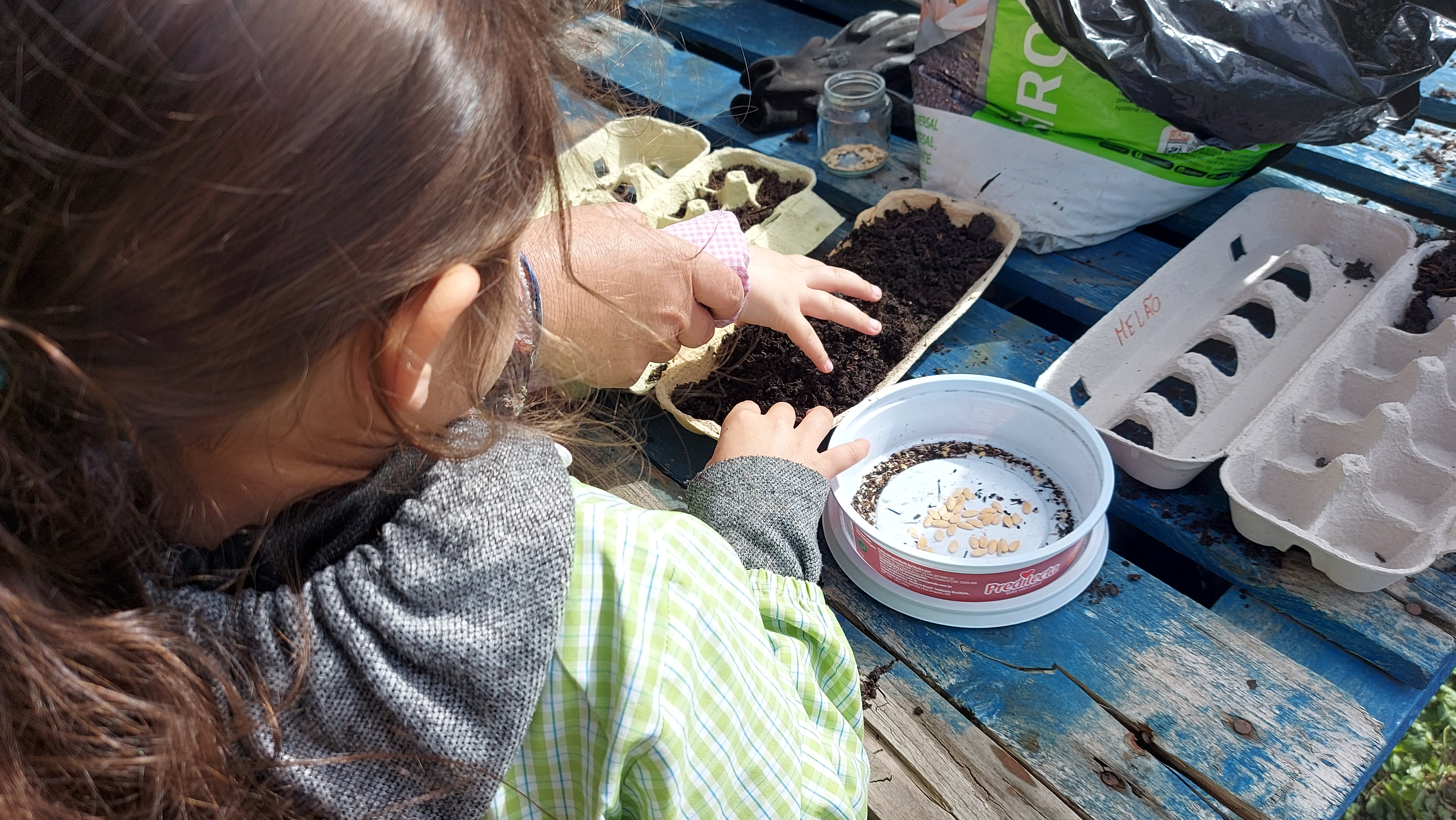 Realização das sementeiras pelas crianças da Educação Pré-escolar, com a colaboração das técnicas do Parque Ecológico do Monte de S. Brás.